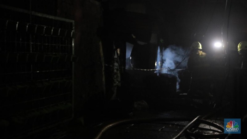 Terminal Bahan Bakar Minyak (BBM) Plumpang, Jakarta Utara alami kebakaran. Terjadi sejak pukul 20.20 WIB, (CNBC Indonesia/Muhammad Sabki)