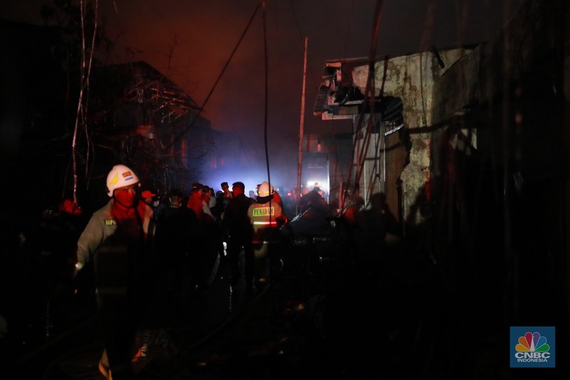 Terminal Bahan Bakar Minyak (BBM) Plumpang, Jakarta Utara alami kebakaran. Terjadi sejak pukul 20.20 WIB, Terminal Bahan Bakar Minyak (BBM) Plumpang, Jakarta Utara alami kebakaran. Terjadi sejak pukul 20.20 WIB, (CNBC Indonesia/Muhammad Sabki)