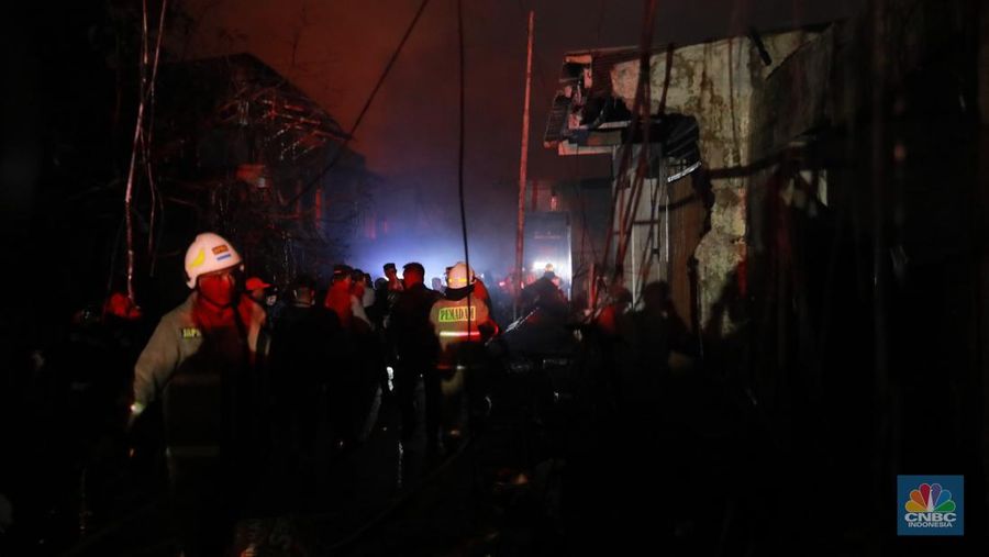 Terminal Bahan Bakar Minyak (BBM) Plumpang, Jakarta Utara alami kebakaran. Terjadi sejak pukul 20.20 WIB, (CNBC Indonesia/Muhammad Sabki)