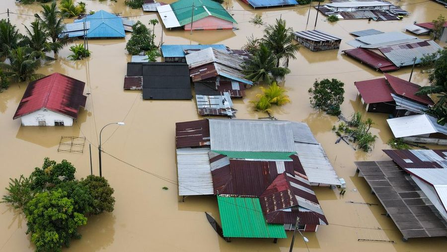 Banjir merendam sejumlah wilayah di Yong Peng, Johor Malaysia, pada (4/3/2023). (AFP via Getty Images/MOHD RASFAN)