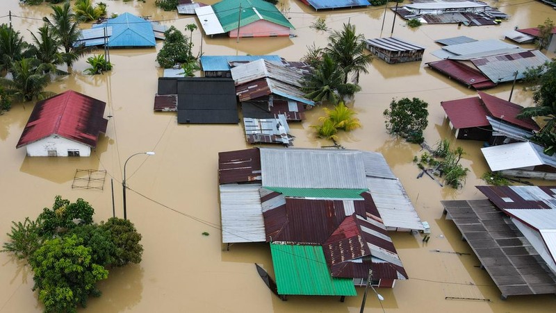 Banjir merendam sejumlah wilayah di Yong Peng, Johor Malaysia, pada (4/3/2023). (AFP via Getty Images/MOHD RASFAN)