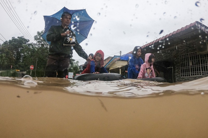 Banjir merendam sejumlah wilayah di Yong Peng, Johor Malaysia, pada (4/3/2023). (AFP via Getty Images/MOHD RASFAN)