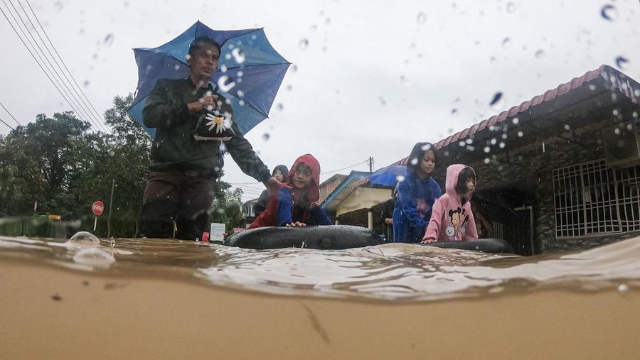 Banjir merendam sejumlah wilayah di Yong Peng, Johor Malaysia, pada (4/3/2023). (AFP via Getty Images/MOHD RASFAN)