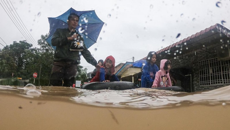 Banjir merendam sejumlah wilayah di Yong Peng, Johor Malaysia, pada (4/3/2023). (AFP via Getty Images/MOHD RASFAN)