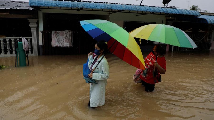 Banjir merendam sejumlah wilayah di Yong Peng, Johor Malaysia, pada (4/3/2023). (REUTERS/HASNOOR HUSSAIN)