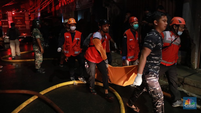 Kebakaran di Kawasan Plumpang, Jakarta Utara, Jumat, 3/3/2023. (CNBC Indonesia/Muhammad Sabki) Kebakaran di Kawasan Plumpang, Jakarta Utara, Jumat, 3/3/2023. (CNBC Indonesia/Muhammad Sabki)