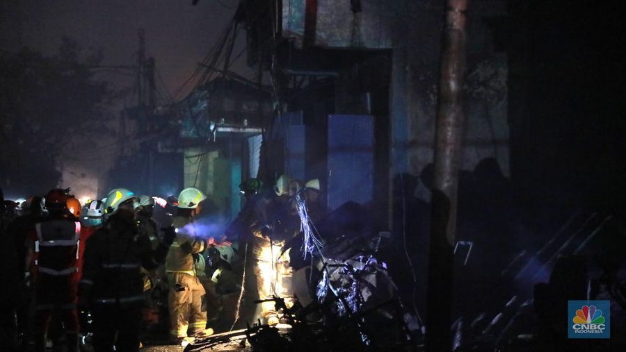 Kebakaran di Kawasan Plumpang, Jakarta Utara, Jumat, 3/3/2023. (CNBC Indonesia/Muhammad Sabki)