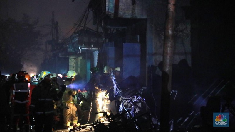 Kebakaran di Kawasan Plumpang, Jakarta Utara, Jumat, 3/3/2023. (CNBC Indonesia/Muhammad Sabki)