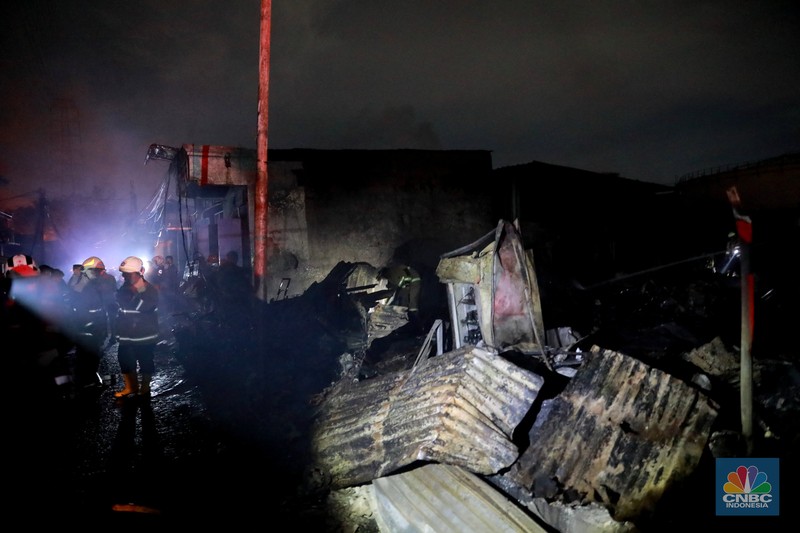 Kebakaran di Kawasan Plumpang, Jakarta Utara, Jumat, 3/3/2023. (CNBC Indonesia/Muhammad Sabki) Kebakaran di Kawasan Plumpang, Jakarta Utara, Jumat, 3/3/2023. (CNBC Indonesia/Muhammad Sabki)