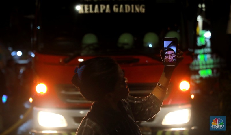 Kebakaran di Kawasan Plumpang, Jakarta Utara, Jumat, 3/3/2023. (CNBC Indonesia/Muhammad Sabki)