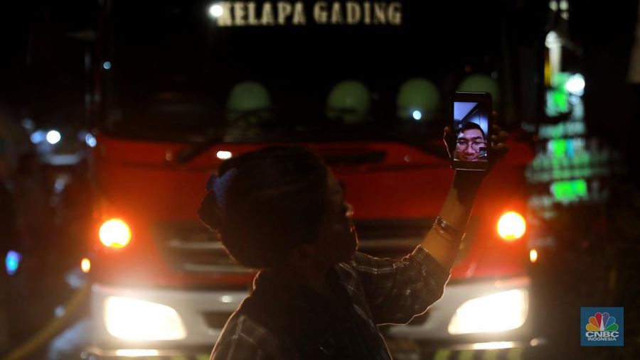 Kebakaran di Kawasan Plumpang, Jakarta Utara, Jumat, 3/3/2023. (CNBC Indonesia/Muhammad Sabki)