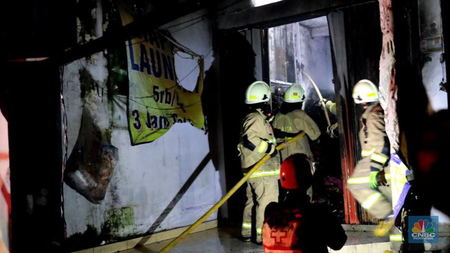Kebakaran di Kawasan Plumpang, Jakarta Utara, Jumat, 3/3/2023. (CNBC Indonesia/Muhammad Sabki)