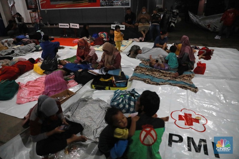 Kebakaran di Kawasan Plumpang, Jakarta Utara, Jumat, 3/3/2023. (CNBC Indonesia/Muhammad Sabki) Kebakaran di Kawasan Plumpang, Jakarta Utara, Jumat, 3/3/2023. (CNBC Indonesia/Muhammad Sabki)