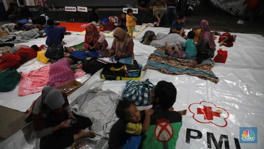 Kebakaran di Kawasan Plumpang, Jakarta Utara, Jumat, 3/3/2023. (CNBC Indonesia/Muhammad Sabki)