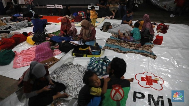 Kebakaran di Kawasan Plumpang, Jakarta Utara, Jumat, 3/3/2023. (CNBC Indonesia/Muhammad Sabki)