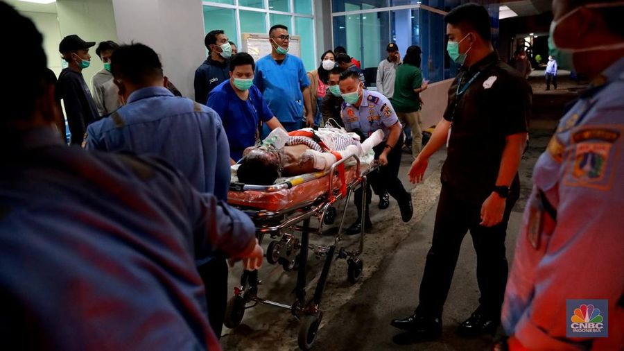 Evakuasi Korban Kebakaran Pelumpang (CNBC Indonesia/Muhammad Sabki)
