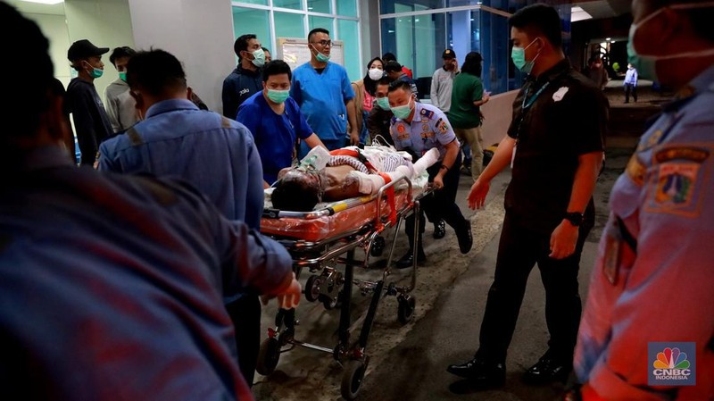 Evakuasi Korban Kebakaran Pelumpang (CNBC Indonesia/Muhammad Sabki)