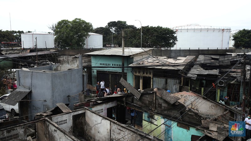 Korban kebakaran di kilang minyak Pelumpang, Jakarta (4/3/2023). (CNBC Indonesia/Tri Susilo)