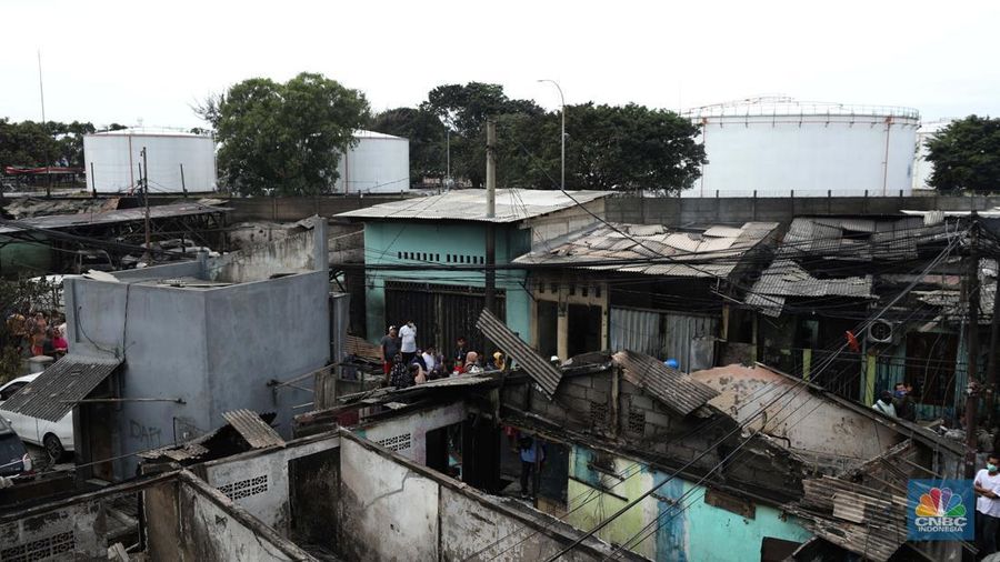 Korban kebakaran di kilang minyak Pelumpang, Jakarta (4/3/2023). (CNBC Indonesia/Tri Susilo)