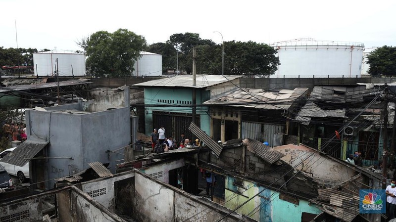 Korban kebakaran di kilang minyak Pelumpang, Jakarta (4/3/2023). (CNBC Indonesia/Tri Susilo)