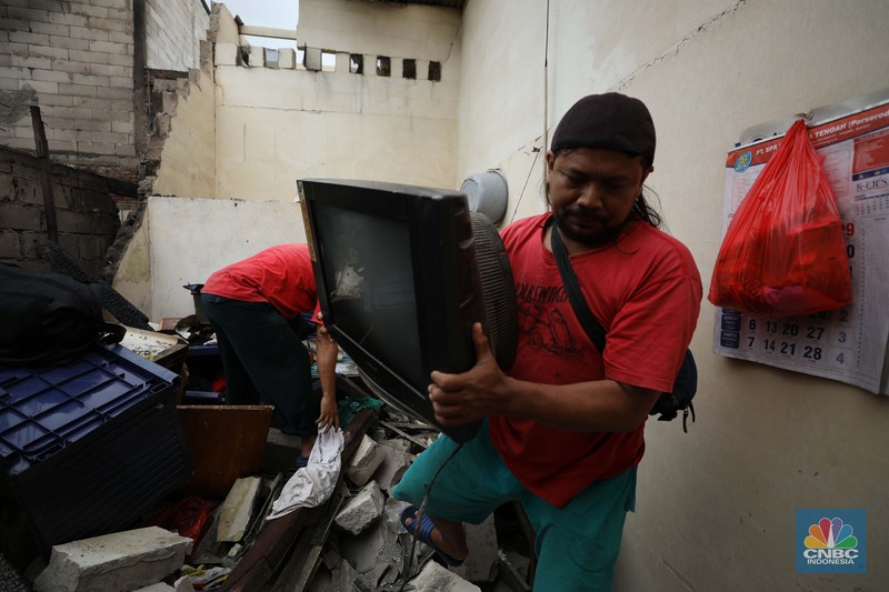 Korban kebakaran di kilang minyak Pelumpang, Jakarta (4/3/2023). (CNBC Indonesia/Tri Susilo)