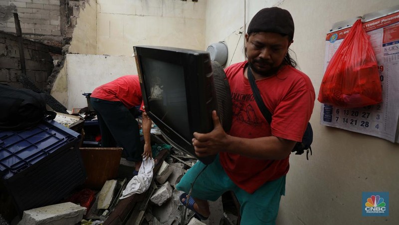 Korban kebakaran di kilang minyak Pelumpang, Jakarta (4/3/2023). (CNBC Indonesia/Tri Susilo)