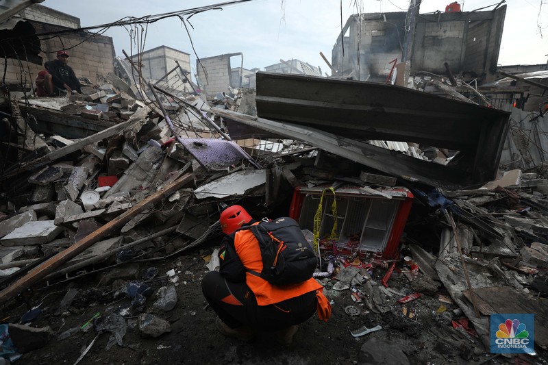 Korban kebakaran di kilang minyak Pelumpang, Jakarta (4/3/2023). (CNBC Indonesia/Tri Susilo)