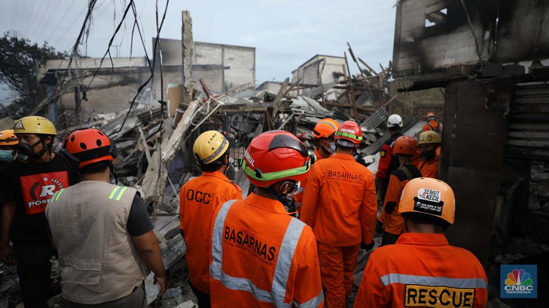 Korban kebakaran di kilang minyak Pelumpang, Jakarta (4/3/2023). (CNBC Indonesia/Tri Susilo)