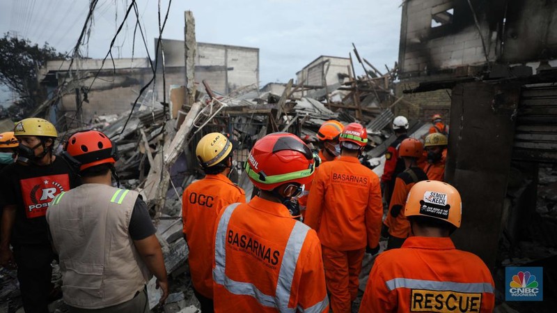 Korban kebakaran di kilang minyak Pelumpang, Jakarta (4/3/2023). (CNBC Indonesia/Tri Susilo)