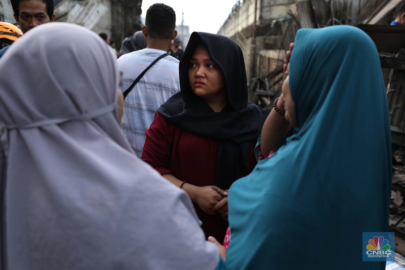 Korban kebakaran di kilang minyak Pelumpang, Jakarta (4/3/2023). (CNBC Indonesia/Tri Susilo) Korban kebakaran di kilang minyak Pelumpang, Jakarta (4/3/2023). (CNBC Indonesia/Tri Susilo)