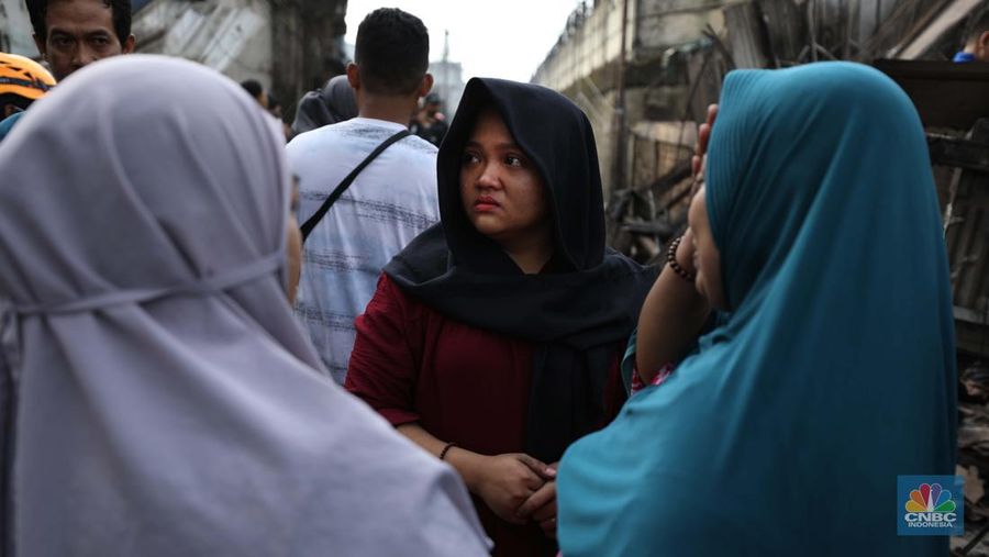 Korban kebakaran di kilang minyak Pelumpang, Jakarta (4/3/2023). (CNBC Indonesia/Tri Susilo)