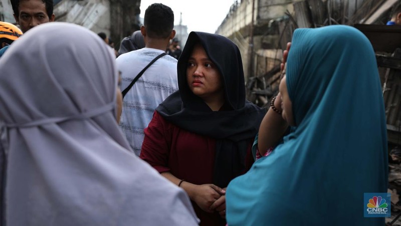 Korban kebakaran di kilang minyak Pelumpang, Jakarta (4/3/2023). (CNBC Indonesia/Tri Susilo)