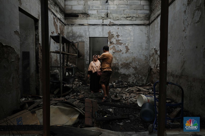 Korban kebakaran di kilang minyak Pelumpang, Jakarta (4/3/2023). (CNBC Indonesia/Tri Susilo)