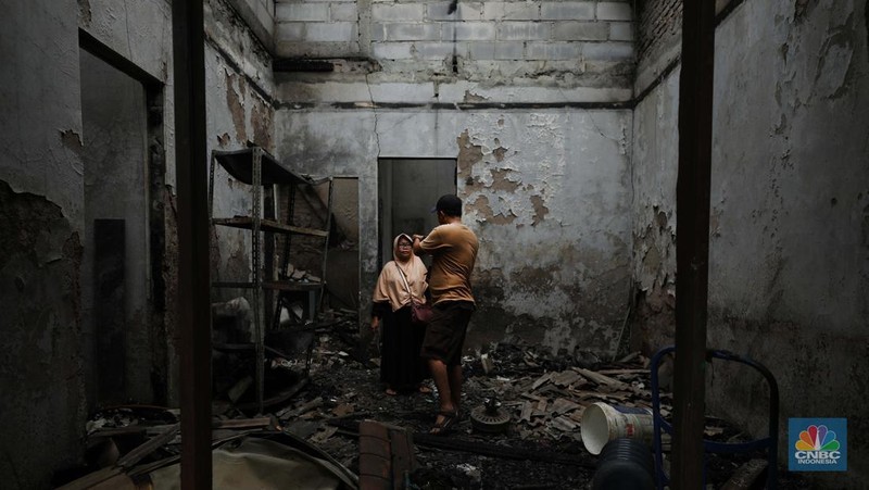 Korban kebakaran di kilang minyak Pelumpang, Jakarta (4/3/2023). (CNBC Indonesia/Tri Susilo)