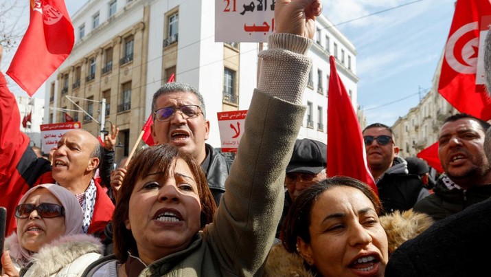 Pendukung Serikat Buruh Umum Tunisia (UGTT) memprotes Presiden Kais Saied, menuduhnya mencoba untuk menahan kebebasan dasar, termasuk hak-hak berserikat, di Tunis, Tunisia 4 Maret 2023. (REUTERS/ZOUBEIR SOUISSI)