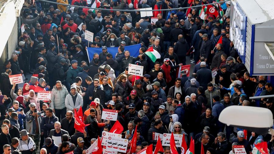 Pendukung Serikat Buruh Umum Tunisia (UGTT) memprotes Presiden Kais Saied, menuduhnya mencoba untuk menahan kebebasan dasar, termasuk hak-hak berserikat, di Tunis, Tunisia 4 Maret 2023. (REUTERS/ZOUBEIR SOUISSI)