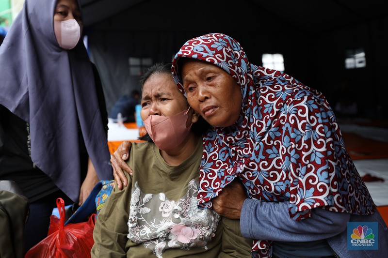 Pengungsi kebakaran Depo Pertamina Plumpang berada di tenda darurat di Kantor PMI Jakarta Utara, Sabtu (4/3/2023). (CNBC Indonesia/Tri Susilo) Pengungsi kebakaran Depo Pertamina Plumpang berada di tenda darurat di Kantor PMI Jakarta Utara, Sabtu (4/3/2023). (CNBC Indonesia/Tri Susilo)