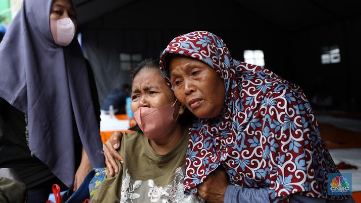 Pengungsi kebakaran Depo Pertamina Plumpang berada di tenda darurat di Kantor PMI Jakarta Utara, Sabtu (4/3/2023). (CNBC Indonesia/Tri Susilo)