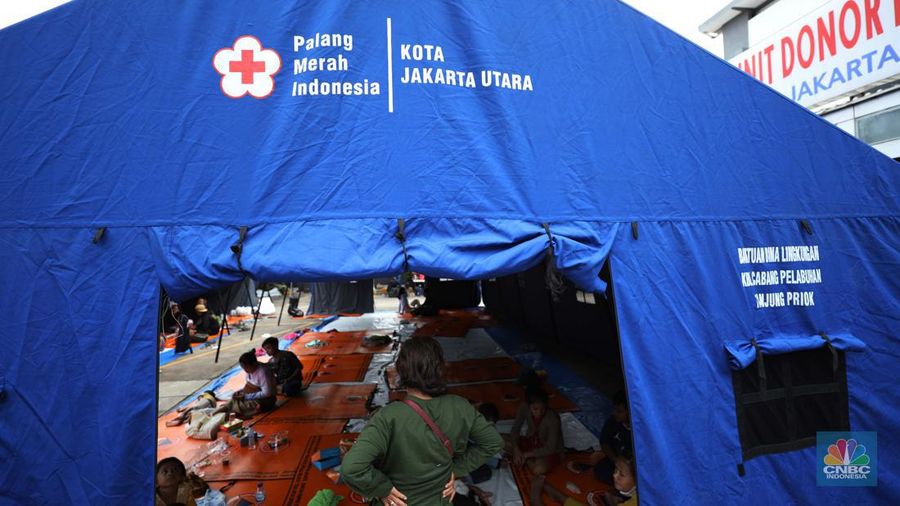 Pengungsi kebakaran Depo Pertamina Plumpang berada di tenda darurat di Kantor PMI Jakarta Utara, Sabtu (4/3/2023). (CNBC Indonesia/Tri Susilo)