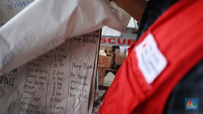 Pengungsi kebakaran Depo Pertamina Plumpang berada di tenda darurat di Kantor PMI Jakarta Utara, Sabtu (4/3/2023). (CNBC Indonesia/Tri Susilo) Pengungsi kebakaran Depo Pertamina Plumpang berada di tenda darurat di Kantor PMI Jakarta Utara, Sabtu (4/3/2023). (CNBC Indonesia/Tri Susilo)
