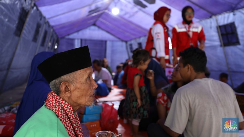 Pengungsi kebakaran Depo Pertamina Plumpang berada di tenda darurat di Kantor PMI Jakarta Utara, Sabtu (4/3/2023). (CNBC Indonesia/Tri Susilo) Pengungsi kebakaran Depo Pertamina Plumpang berada di tenda darurat di Kantor PMI Jakarta Utara, Sabtu (4/3/2023). (CNBC Indonesia/Tri Susilo)