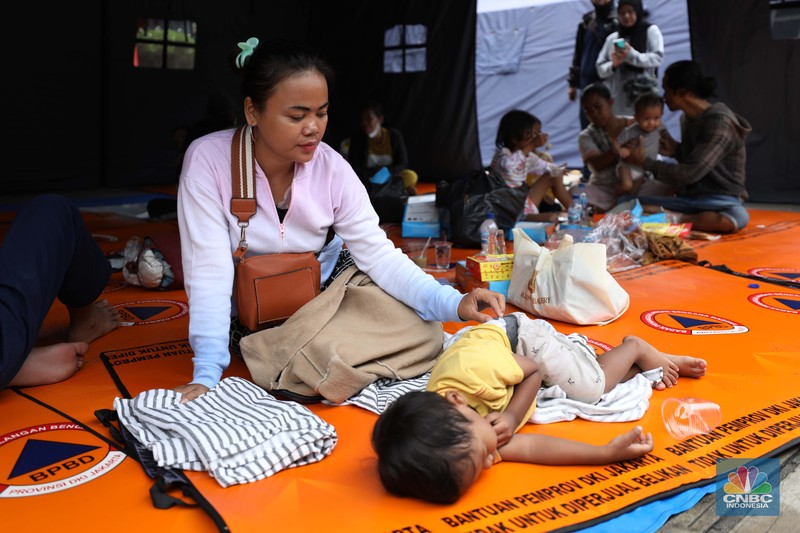 Pengungsi kebakaran Depo Pertamina Plumpang berada di tenda darurat di Kantor PMI Jakarta Utara, Sabtu (4/3/2023). (CNBC Indonesia/Tri Susilo) Pengungsi kebakaran Depo Pertamina Plumpang berada di tenda darurat di Kantor PMI Jakarta Utara, Sabtu (4/3/2023). (CNBC Indonesia/Tri Susilo)