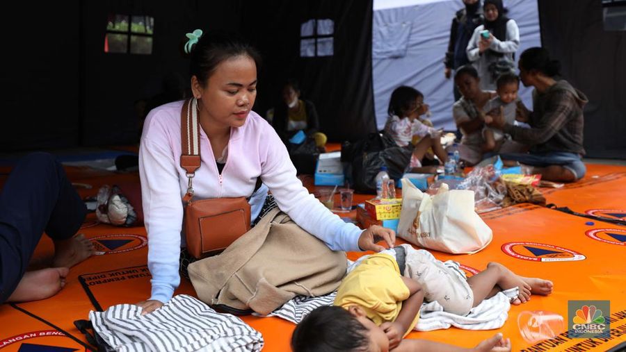 Pengungsi kebakaran Depo Pertamina Plumpang berada di tenda darurat di Kantor PMI Jakarta Utara, Sabtu (4/3/2023). (CNBC Indonesia/Tri Susilo)