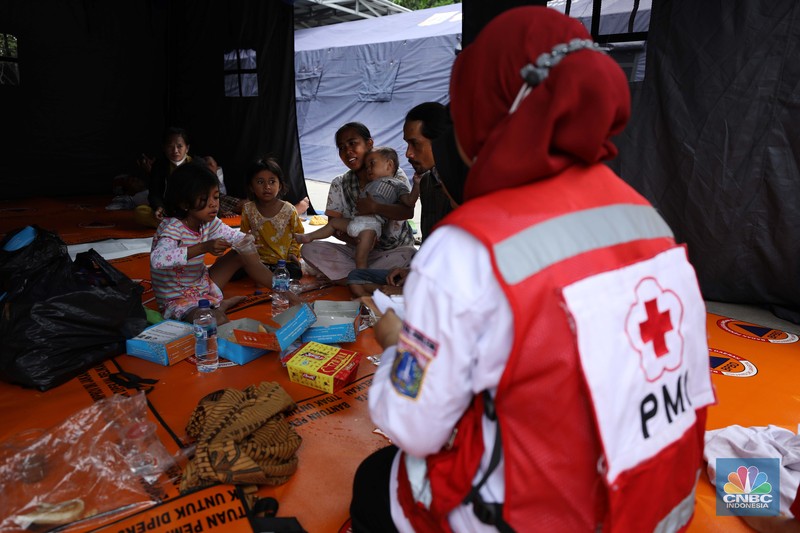Pengungsi kebakaran Depo Pertamina Plumpang berada di tenda darurat di Kantor PMI Jakarta Utara, Sabtu (4/3/2023). (CNBC Indonesia/Tri Susilo) Pengungsi kebakaran Depo Pertamina Plumpang berada di tenda darurat di Kantor PMI Jakarta Utara, Sabtu (4/3/2023). (CNBC Indonesia/Tri Susilo)