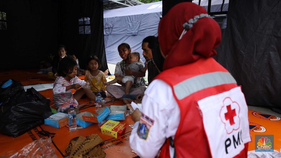 Pengungsi kebakaran Depo Pertamina Plumpang berada di tenda darurat di Kantor PMI Jakarta Utara, Sabtu (4/3/2023). (CNBC Indonesia/Tri Susilo)