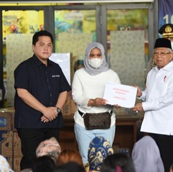 Wapres Serahkan Bantuan Pertamina ke Pengungsi di Plumpang