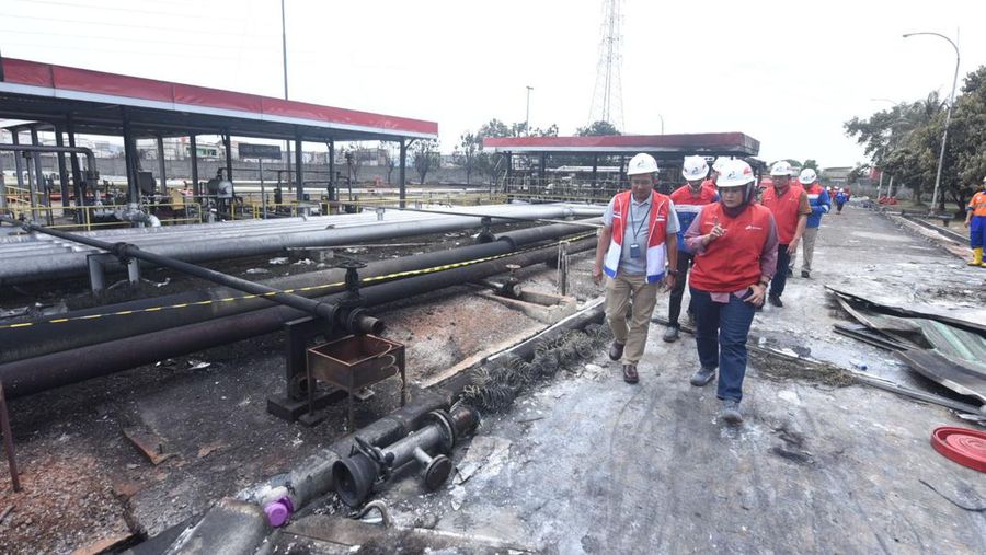 Pertamina bekerja sama dengan Suku Dinas Pemadam Kebakaran (Sudin Damkar) dalam penanganan api di area pipa penerimaan BBM Integrated Terminal Plumpang berhasil memadamkan api sekitar 3 (tiga) jam. (Dok: Pertamina)