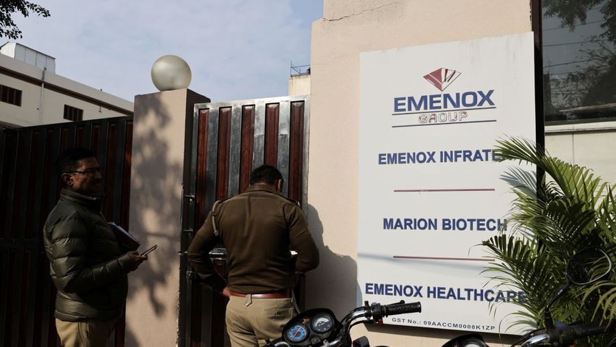 Polisi terlihat di gerbang kantor Marion Biotech, sebuah perusahaan perawatan kesehatan dan farmasi dan bagian dari Grup Emenox, yang sirup obat batuknya dikaitkan dengan kematian anak-anak di Uzbekistan, di Noida, India, 29 Desember 2022.