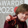 Apa Itu Sindrom Tourette yang Diderita Lewis Capaldi?