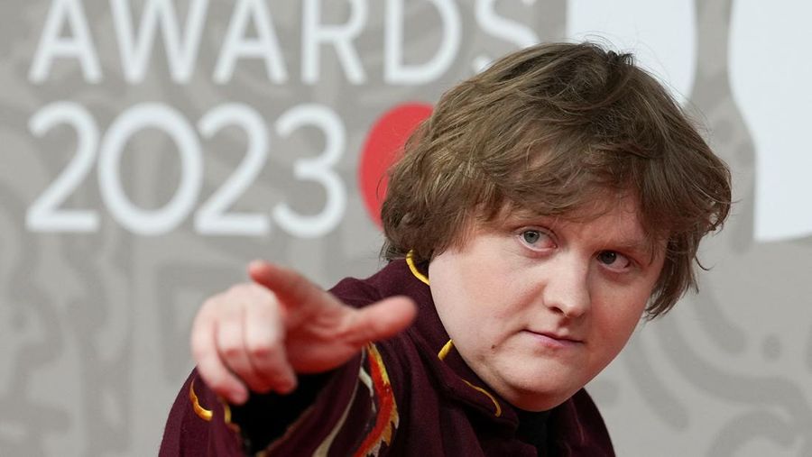Lewis Capaldi berpose saat menghadiri Brit Awards di O2 Arena di London, Inggris, 11 Februari 2023. (REUTERS/MAJA SMIEJKOWSKA)